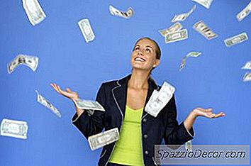 Um Funcionário Pode Rolar Um 401 (K) Para Um Ira Autônomo Enquanto Ainda Empregado?