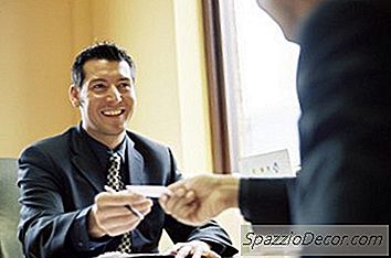 Môže Vysoký Zostatok Kreditných Kariet Ovplyvniť Kontrolu Na Pozadí?