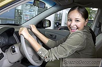 Dapatkah Saya Membangun Kredit Setelah Kebangkrutan Dengan Penandatangan Bersama Pada Pinjaman Mobil?
