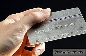 Kan Jag Använda Ett Kreditkort Om Jag Är Skyldig Att Låna Pengar?