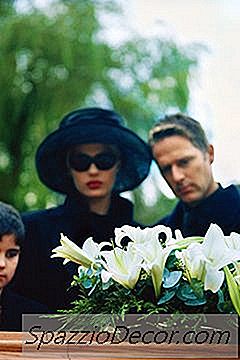 Majoritatea Planurilor De Pensionare Dau Muncitorilor Posibilitatea De A Retrage Banii Pe Care Ei I-Au Economisit Dacă Devine Din Ce În Ce Mai Redus Este Necesar Să Se Utilizeze O Parte Din Acesta În Perioadele De Criză Financiară. În Timp Ce Economiile La Pensie Ar Trebui Lăsate Singure, Până Când Atingeți Vârsta De Pensionare, Serviciul Intern De Recuperare Recunoaște Că Au Loc Urgențe Și A Stabilit Câteva Orientări Pentru A Putea Scoate Bani Din Planurile 401 (K) Și 403 (B) Din Cauza Dificult