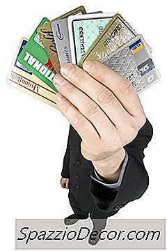 El Ingreso Mínimo Anual Para Calificar Para Una Tarjeta De Crédito