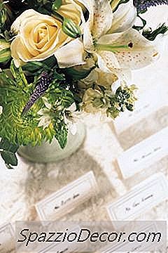 Bröllopsmiddagens Idéer På En Budget Med Silkeblommor