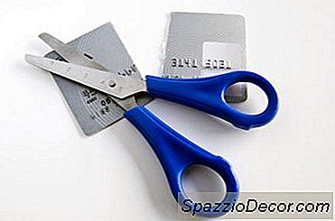 क्रेडिट कार्ड खाता बंद करने के फायदे और नुकसान