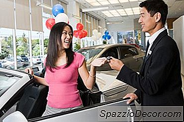 Pode Uma Pessoa Com Uma Baixa Pontuação De Crédito Comprar Um Carro Novo?