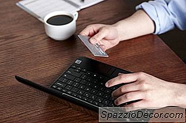 신용 카드로 신용 점수를 향상시키는 방법