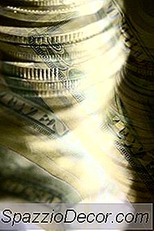 Hur Man Sparar $ 5,000 Dollar Årligen