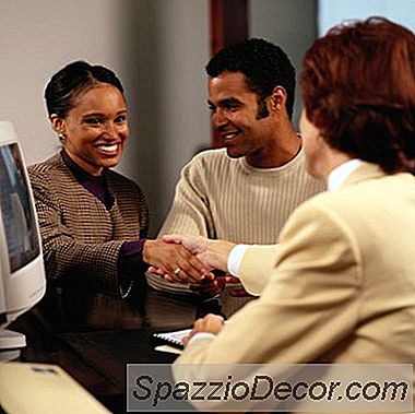 कैसे अपने बंधक भुगतान को कम करने में मदद करने के लिए सरकारी कार्यक्रमों का उपयोग करें