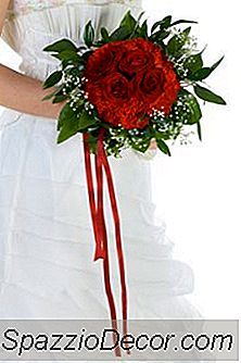 Hacer Su Propio Ramo De Boda Vs. Comprando