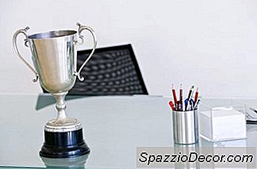 Siapa Yang Membayar Cukai Apabila Majikan Memberi Hadiah?