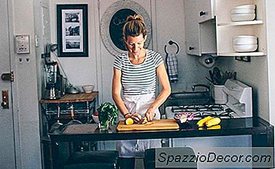 Minutes 15 Avec Le Cuisinier Derrière La Table Jaune