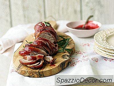 Bacon-Wrapped Pork Tenderloin Dengan Rosemary-Cranberry Glaze