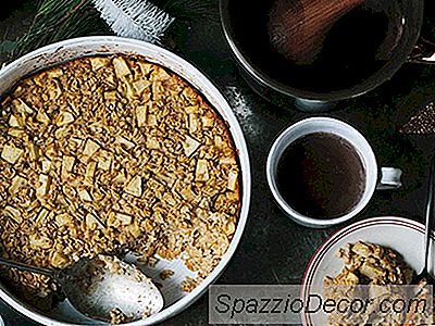 Aveia Assada Com Maçãs Para Um Pequeno-Almoço De Natal Fácil