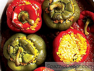 Bell Peppers Fylt Med Ris I Tomatsaus