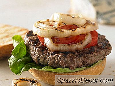 Burger Daging Sapi Besar Diisi Dengan Keju Biru