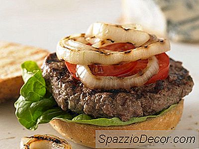 Burger Thịt Bò Lớn Nhồi Với Phô Mai Xanh