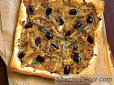 Tart Bawang Caramelized Dengan Zaitun Kalamata