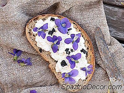 Toast Bunga Chèvre And Edible