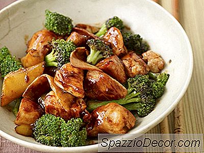 Frango Com Brócolis E Brotos De Bambu