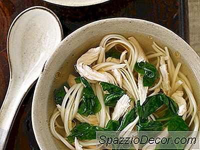 Soupe Chinoise Au Poulet Et Aux Nouilles