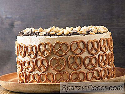 Bolo De Camada De Pretzel Com Manteiga De Chocolate E Amendoim