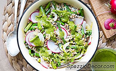 Một Món Salad Măng Tây Farro Với Một Đĩa Herby