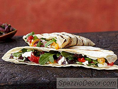 Tortilhas De Farinha Grelhada Com Queijo De Cabra, Azeitonas Peruanas E Pimentas Vermelhas E Amarelas Assadas