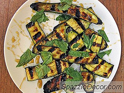 हलौमी और पुदीना के साथ ग्रील्ड जापानी बैंगन