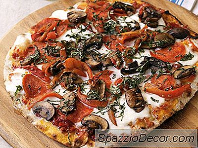 Pizza A La Parrilla Con Pepperoni Y Champiñones