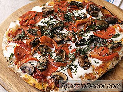 Grillet Pizza Med Pepperoni Og Svampe