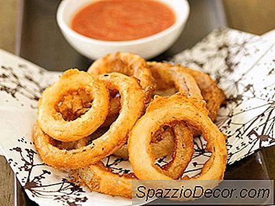 Anelli Di Cipolla Tempura Chiari E Croccanti Con Piccante Ketchup Frizzante