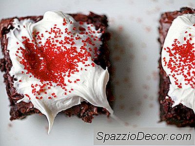 Rød Velvet Brownies Med Hvit Chocolate Icing