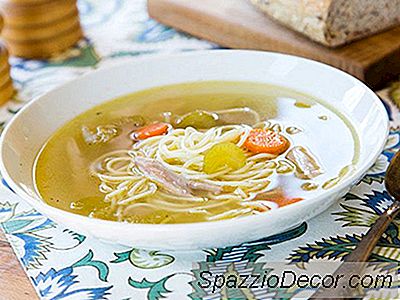 Temporada De Sopa: Macarrão Caseiro De Frango Feito À Direita