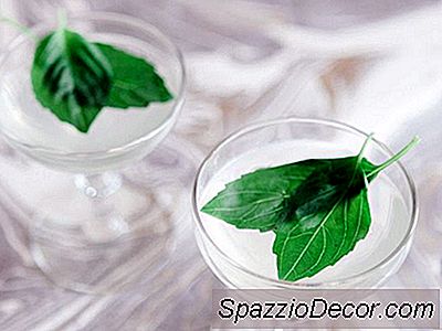Un Martini D'Été Au Basilic Et Au Citron
