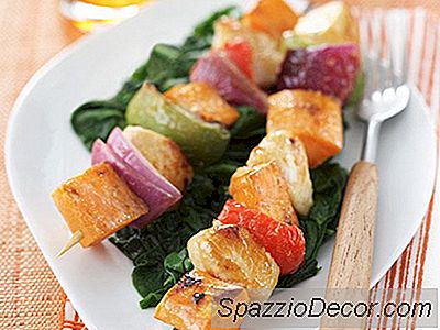 Brochettes De Patates Douces, De Poulet Et De Légumes