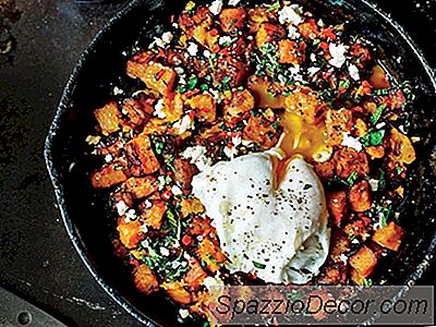 Hash De Batata Doce Com Feta E Ovos Escalfados