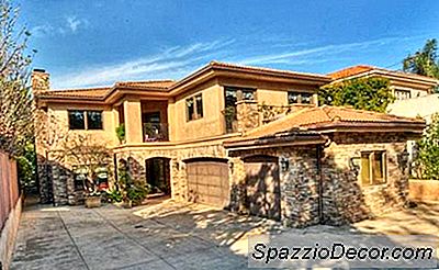 Mansão De Kaley Cuoco Está Preparada Para Uma Estrelinha - E Uma Cabeleireira