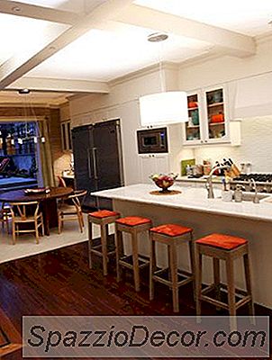 Style On The Set: Debra Messing'S Ues Brownstone