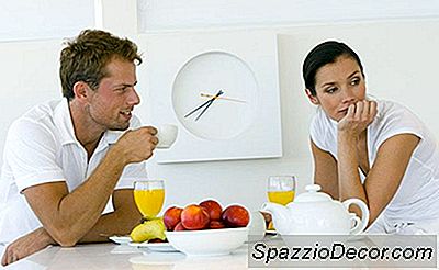 9 Menandakan Anda Bertingkah Seperti Pasangan Yang Sudah Menikah