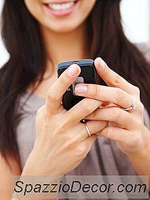 Buzz Dalle Tavole: È Maleducato Mandare SMS Mentre Sei Con Qualcun Altro?