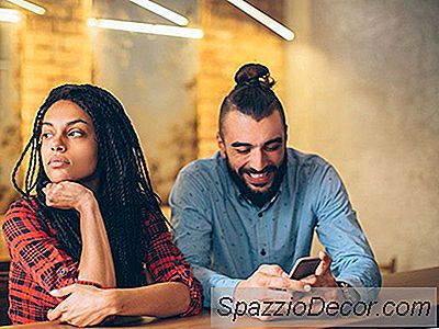 Cum Să Se Ocupe De Un Partener Care Nu Va Iesi Din Telefon