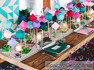 7 Backyard Tablescape Ideas สำหรับงานปาร์ตี้กลางแจ้งครั้งต่อไปของคุณ