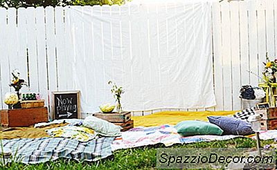 Gemütlich Bis Zum Ende Des Sommers Mit Einem Backyard Movie Night