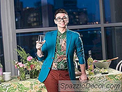 La Chiave Per Le Feste D'Estate Di Christian Siriano? Pool Floats, Playlists E Pinot Grigio