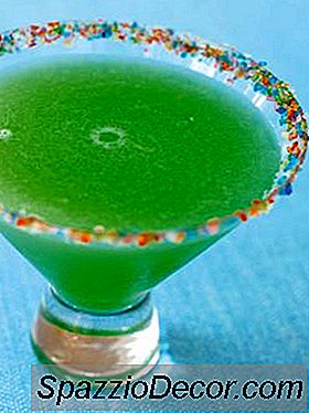 St. Patty'S Day Drinks (Plus, How To Make Green Beer!)