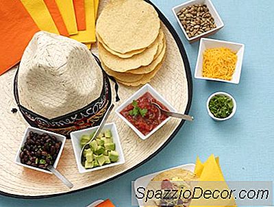당신이 멕시코에 살지 않는다는 사실을 잊어 버릴 수있는 Cinco De Mayo Party를 던지십시오.