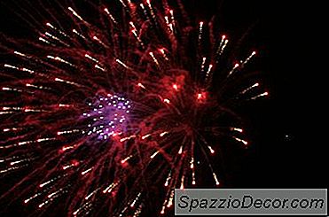 Cum Să Calmezi Un Câine Nervos Când Focurile De Artificii Merg
