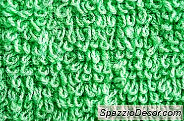 Sådan Fjerner Du Urin Lugt Og Pletter Fra En Undergulv