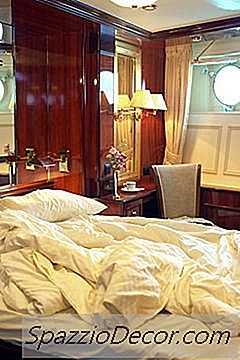 Hyttens Stewardess Har En Hel Del Gemensamt Med Att Arbeta Har En Hotellpiga, Förväntar Sig Att Du Är En Lite Mer Benägna Att Suntans Och Sjösjukhet. Det Här Jobbet Sätter Dig På Ett Kryssningsfartyg, Där Du Kommer Att Ha En Allmän Städning Och Kundservice. Det Är Ett Jobb På Grundnivå Som Ger Dig Möjlighet Att Resa Havet. Om Din Signifikanta Andra Också Fungerar För Ett Kryssningsfartyg, Är Det Ett Bra Sätt Att Se Några Av Världen Innan Du Lägger Dig Ner. Även Om Basavgiften Inte Kan Vara Extra
