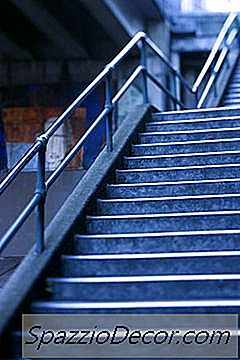 Étirement Du Mollet En Utilisant Les Escaliers